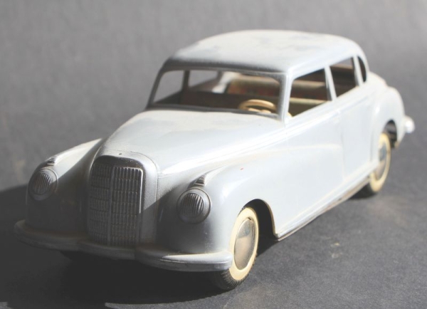 Arnold Mercedes-Benz 300 Adenauer 1953 Plasticmodel with brassbottom (1606)